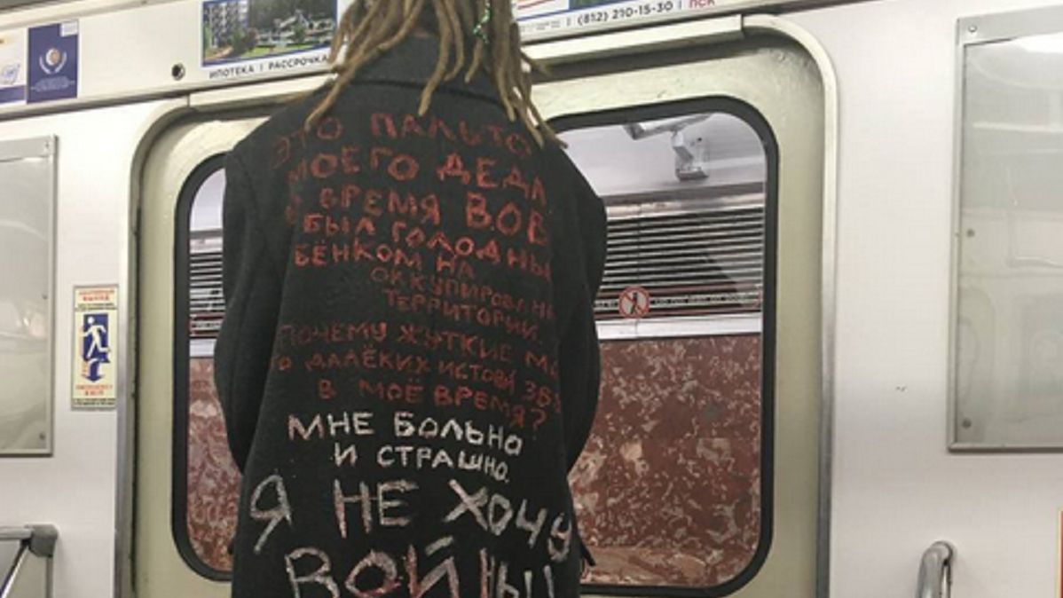 Mężczyzna założył płaszcz z czasów II wojny światowej.