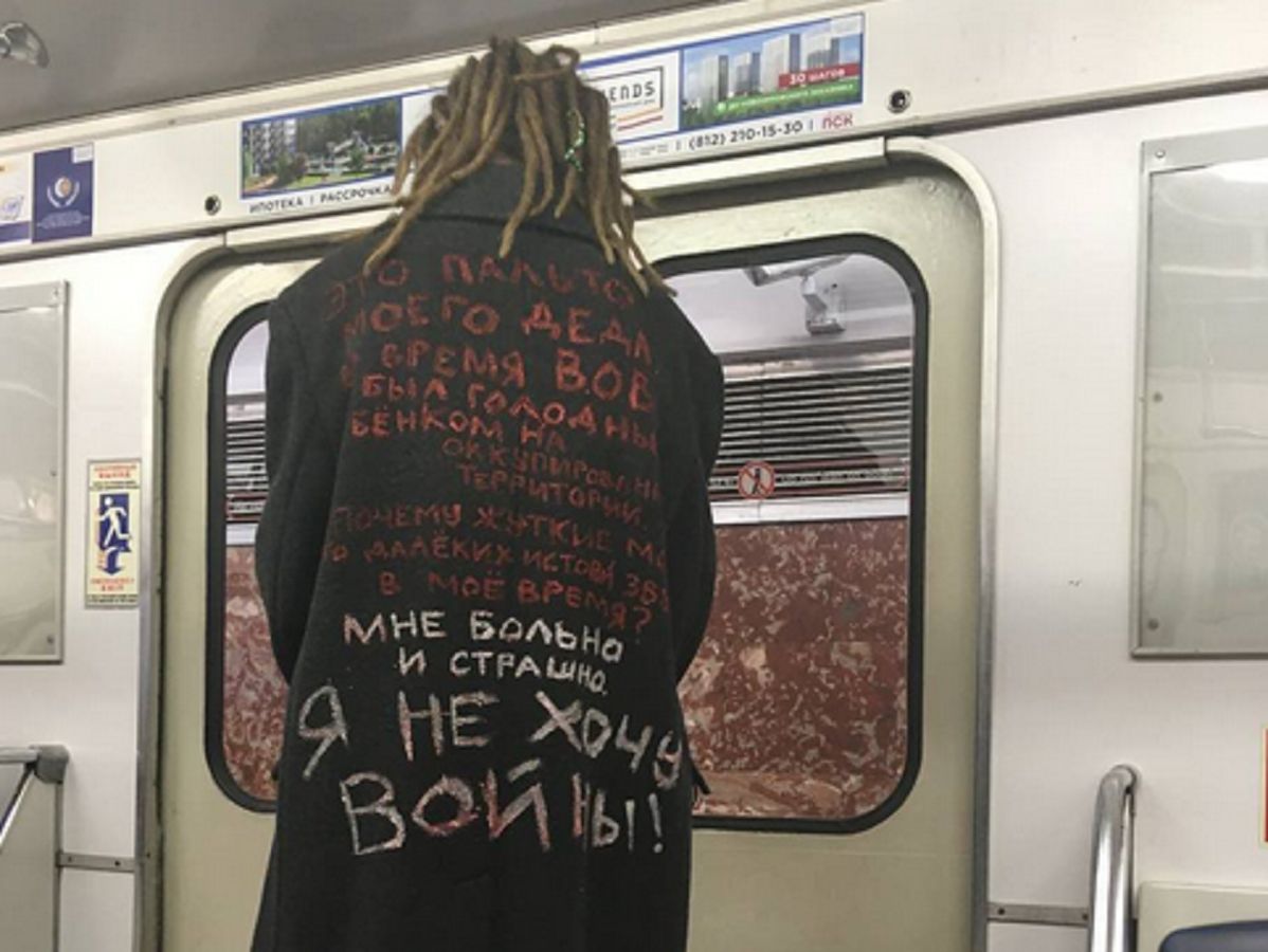 Zdjęcie z rosyjskiego metra. Wymowny napis