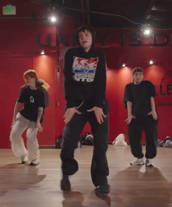 Shiloh Jolie danced hip-hop to the song "APT"