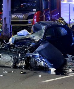 Koszmarny wypadek we Wrocławiu. Samochód wbił się w latarnię
