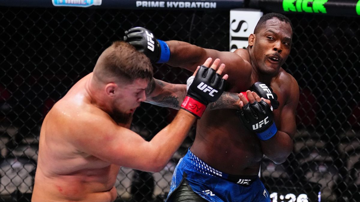 Getty Images / Jeff Bottari/Zuffa LLC / Na zdjęciu: Marek Bujło (L) w walce z Denzelem Freemanem na UFC Fight Night 265 w Katarze