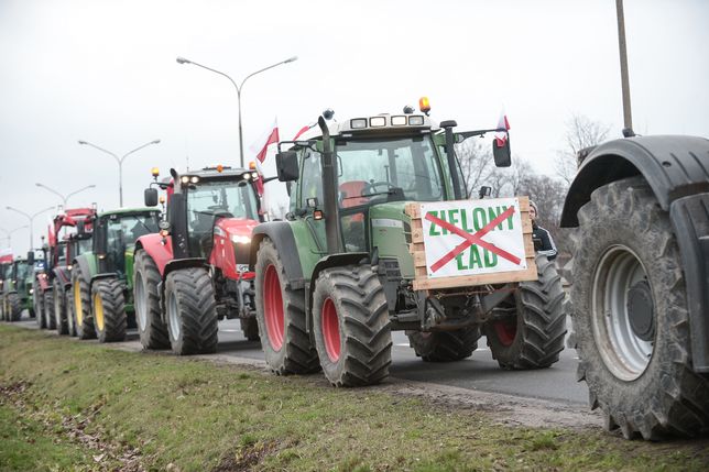 Marki, 06.03.2024. Rolnicy w okolicy skrzyżowania dróg DW629 i S8 w Markach pod Warszawą, 6 bm. Trwają protesty rolnicze w całym kraju. Ich powodem jest m.in. niedawna decyzja Komisji Europejskiej o przedłużeniu bezcłowego handlu z Ukrainą do 2025 roku, a także sprzeciw wobec prowadzonej przez Unię Europejską polityce Zielonego Ładu. (amb) PAP/Marcin Obara