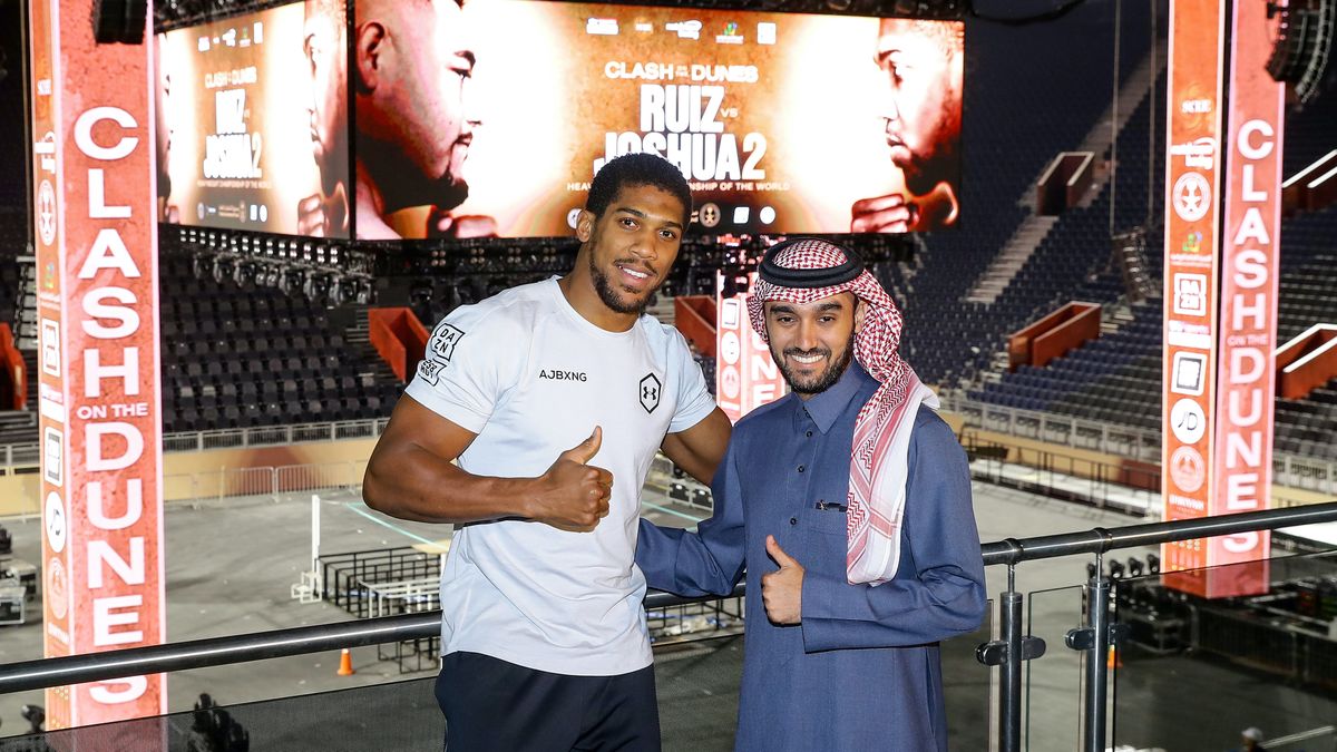 Anthony Joshua (z lewej) i Abdulaziz bin Turki Al Saud - obaj panowie chętnie pozują do wspólnych zdjęć