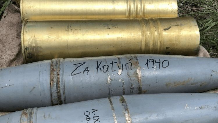 Pocisk artyleryjski z zamówionym napisem "Za Katyń 1940!".