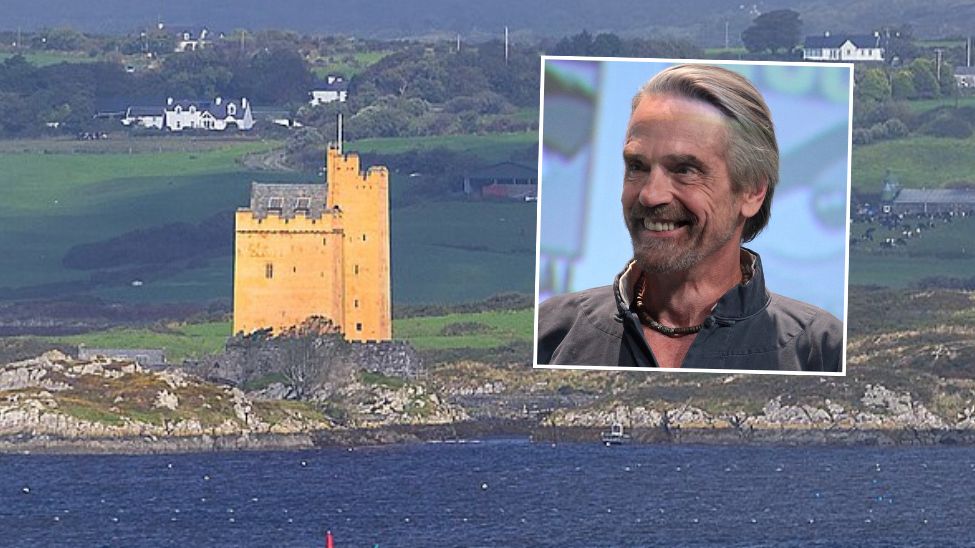 Jeremy Irons kupił sobie zamek. Zobaczcie, gdzie mieszka