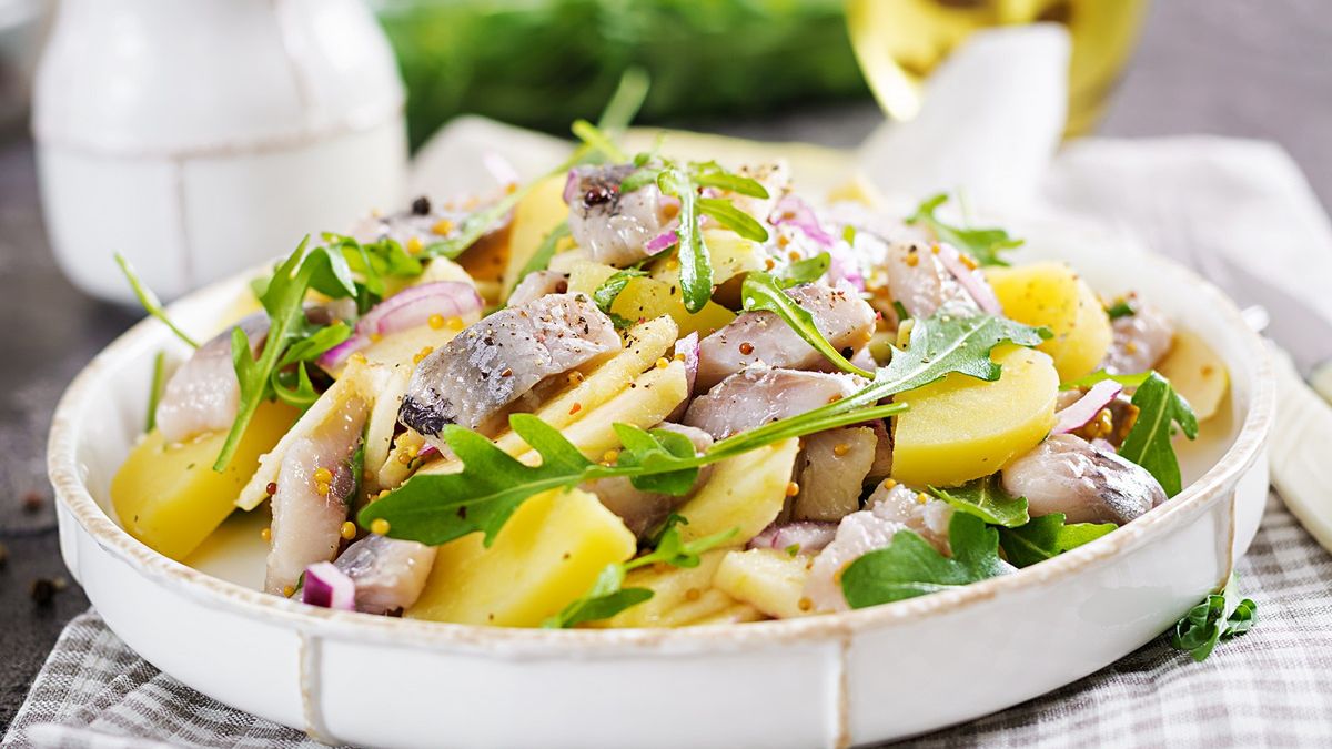 Sałatka śledziowa z ziemniakami.