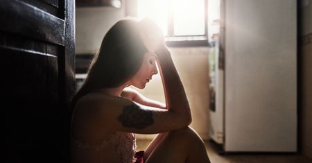 Gaslighting to perfidna forma przemocy. "Sprawca stanie na głowie, aby utrudnić ofierze odejście"