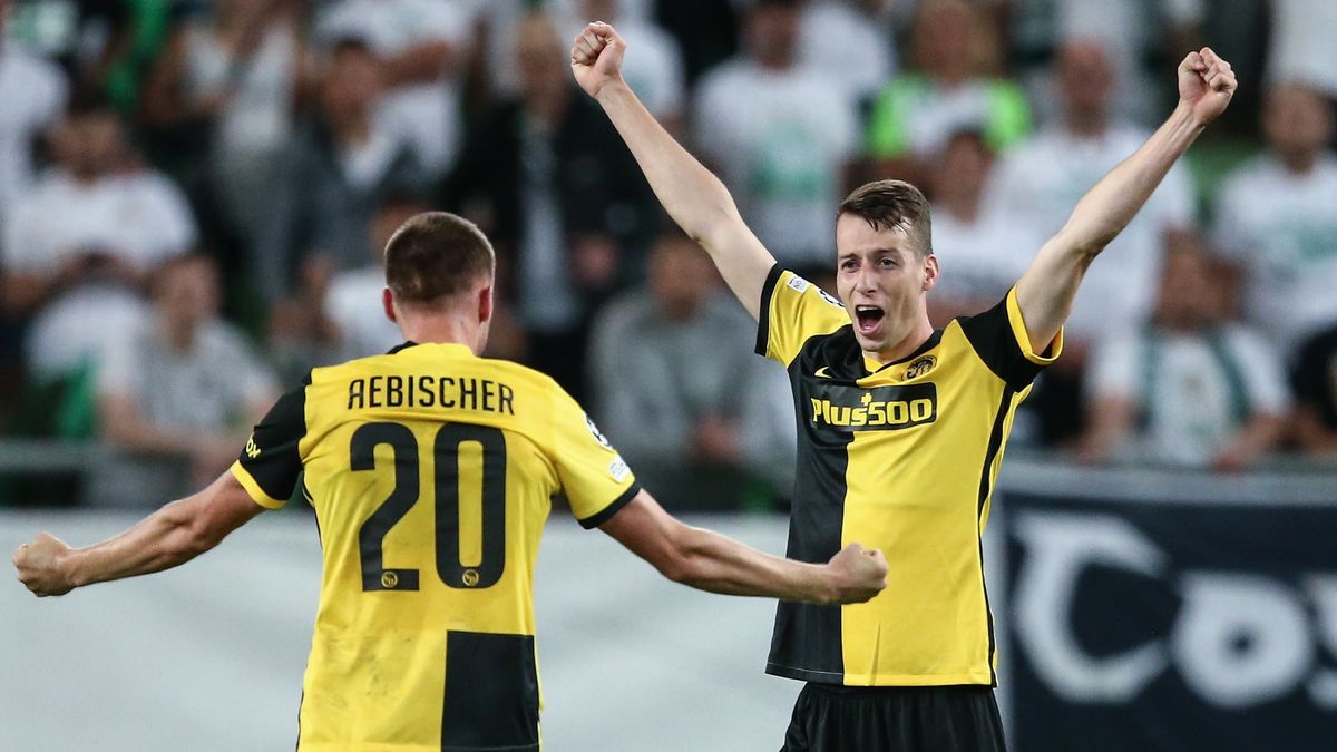 PAP/EPA / THOMAS HODEL / Na zdjęciu: piłkarze Young Boys Berno - Michel Aebischer (z lewej) i Sandro Lauper