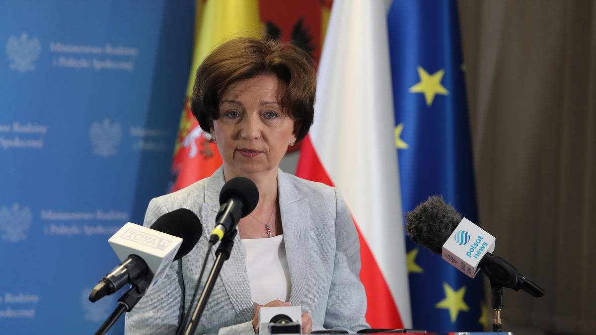 Łódź, 27.06.2022. Minister rodziny i polityki społecznej Marlena Maląg podczas uroczystości podpisania umów na realizację projektów w ramach programu MRiPS "Razem możemy więcej", 27 bm. w Łódzkim Urzędzie Marszałkowskim. (amb) PAP/Roman Zawistowski