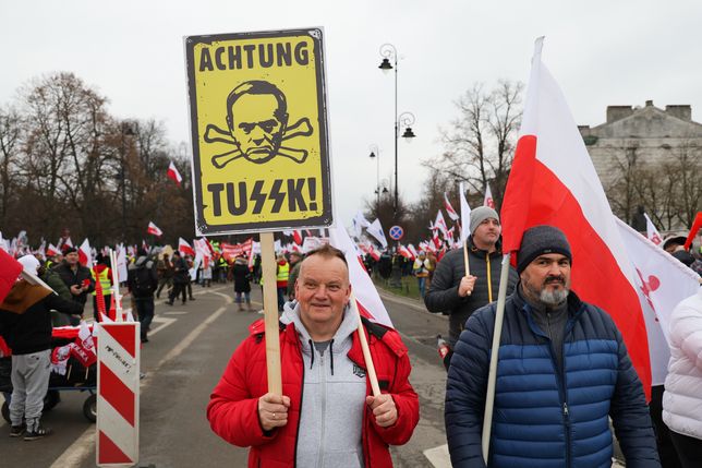 Warszawa, 06.03.2024. Demonstracja rolników w Warszawie, 6 bm. Rolnicy z całej Polski kontynuują protesty. Ich powodem jest m.in. niedawna decyzja Komisji Europejskiej o przedłużeniu bezcłowego handlu z Ukrainą do 2025 roku, a także sprzeciw wobec prowadzonej przez Unię Europejską polityce Zielonego Ładu. (ad) PAP/Paweł Supernak