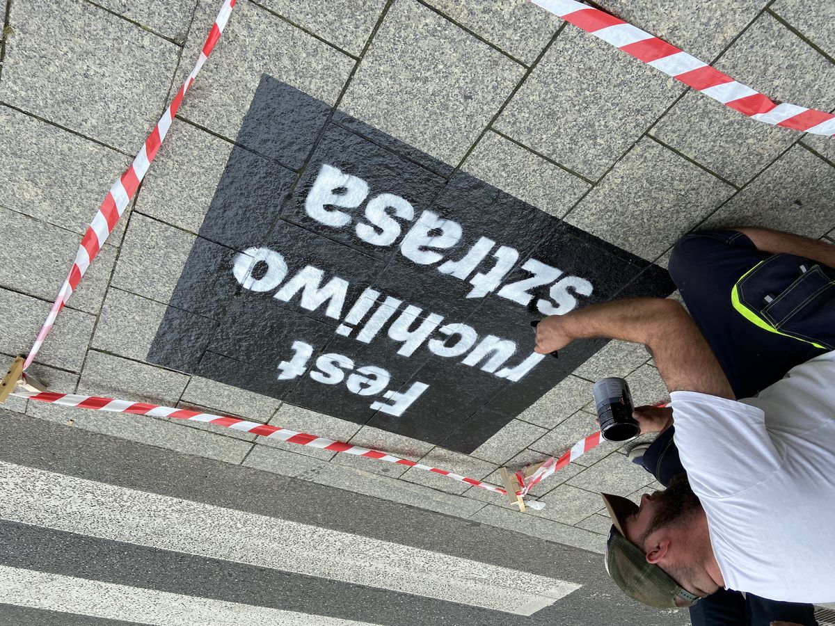 Śląskie. Taki komunikat po śląsku ostrzega pieszych w Chorzowie przed nieostrożnym wejściem na pasy.