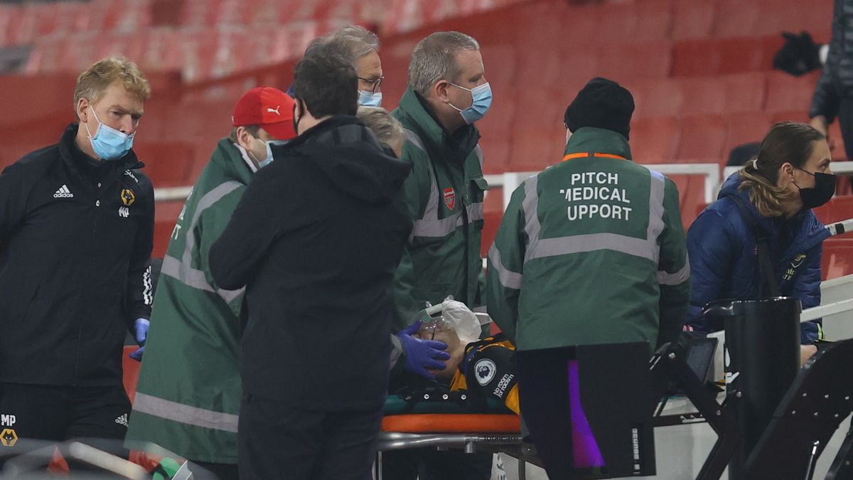 PAP/EPA / Julian Finney / Na zdjęciu: Raul Jimenez opuszcza boisko