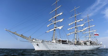 Gdynia: Śmiertelny wypadek na pokładzie "Daru Młodzieży". Nie żyje mężczyzna