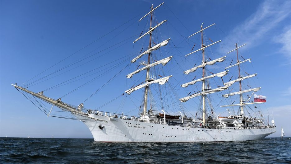 "Dar Młodzieży": Śmiertelny wypadek na pokładzie. Nie żyje mężczyzna