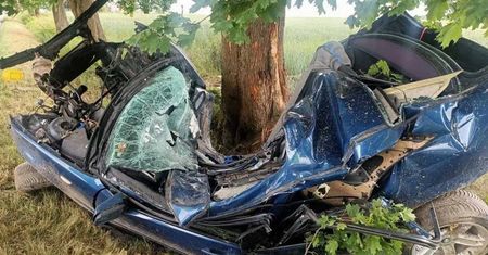 Kierowca był bez szans. Aż wyrwało silnik z samochodu