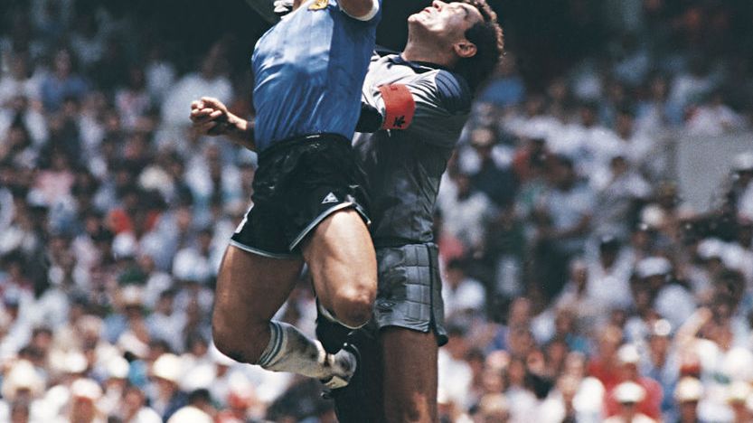 Diego Maradona strzela gola ręką podczas MŚ 1986