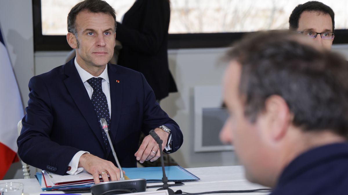 France's President Emmanuel Macron (L) attends a Nuclear Policy Council during a visit of the EPR2 new generation reactors construction site at the Penly nuclear power plant in Petit-Caux on the English channel coast, 12 March 2026. The nuclear recovery program announced in 2022 by Macron provides for the construction of 6 new generation reactors known as EPR2, built in three pairs, at Penly, Gravelines and then at Bugey. EPA/LUDOVIC MARIN / POOL MAXPPP OUT Dostawca: PAP/EPA.