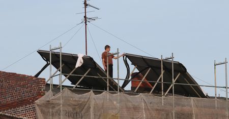 Słońce cieszy nie tylko wakacjuszy. Pogoda sprzyja domowym producentom energii, którzy nie płacą rachunków