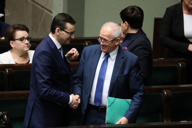Premier Mateusz Morawiecki i minister energii Krzysztof Tchórzewski podczas posiedzenia Sejmu, na którym zajmowano się sprawą podwyżek cen prądu. 28 grudnia 2018 r.