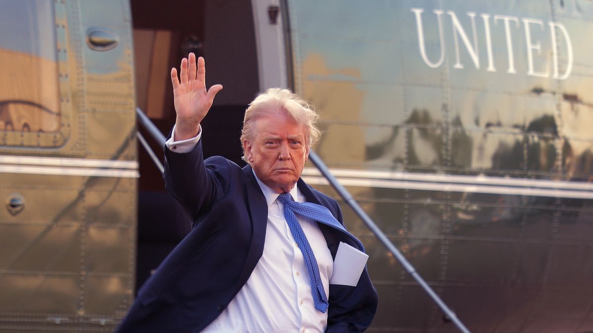 LEESBURG, VIRGINIA - APRIL 24: U.S. President Donald Trump arrives at Leesburg Executive Airport on April 24, 2025 in Leesburg, Virginia. Trump is attending the MAGA Inc. fundraiser dinner at Trump National Golf Club. (Photo by Chip Somodevilla/Getty Images)