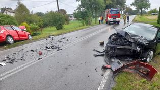 Czołowe zderzenie na DW 632. Cztery osoby ranne, w tym dwoje dzieci. Droga zablokowana!