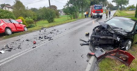 Czołowe zderzenie na DW 632. Cztery osoby ranne, w tym dwoje dzieci. Droga zablokowana!