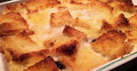 Ten deser cię zadziwi. Przepis na pudding chlebowo-maślany. Palce lizać!