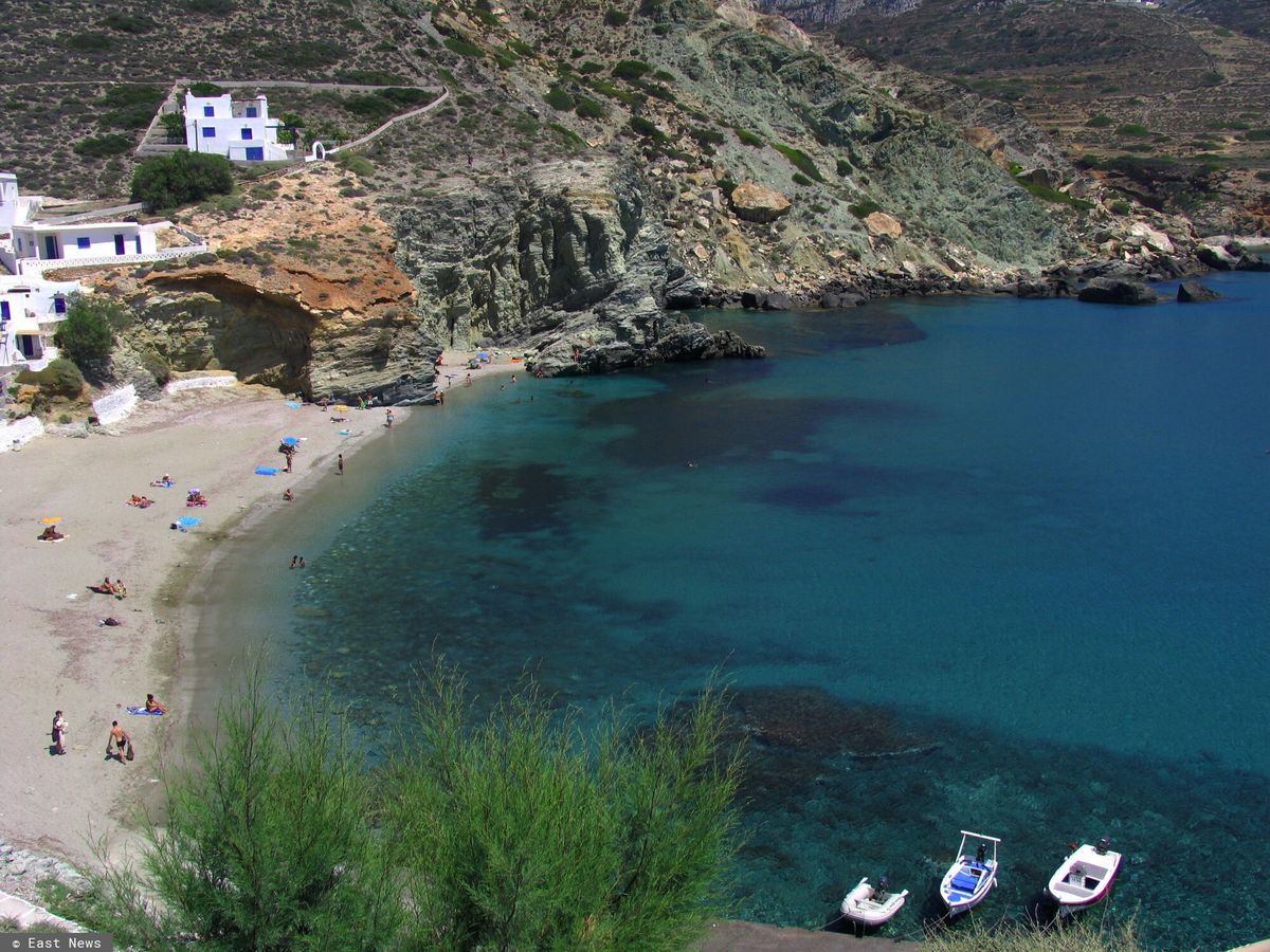 Plaża na jednej z wysp dotkniętej brakiem prądu, Folegandros