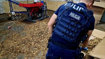 Kalisz: Rozbita nielegalna fabryka tytoniu. Zabezpieczono ponad 7 ton towaru, dwóch mężczyzn w areszcie