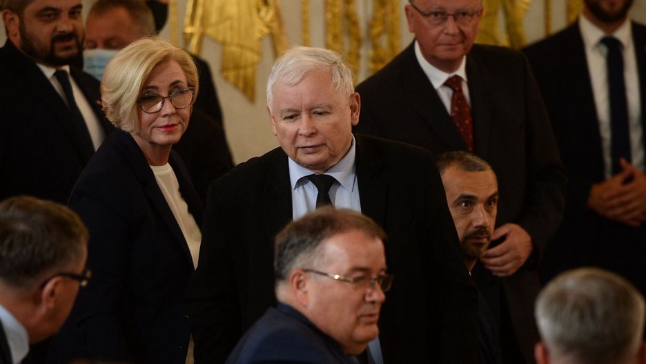 Prezes PiS Jarosław Kaczyński wchodzi spóźniony na Zamek Królewski 