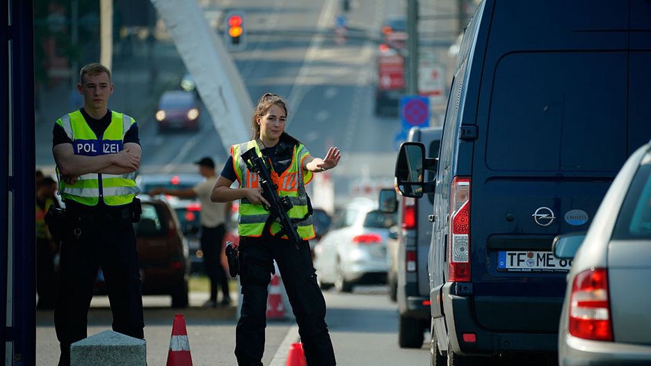 Niemiecka policja na moście na granicy z Polską 