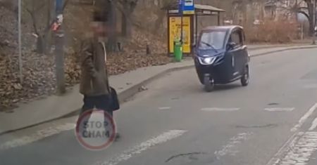 Spojrzał i ruszył na pasy. Senior nagrany. Szokująca sytuacja