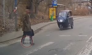 Spojrzał i ruszył na pasy. Senior nagrany. Szokująca sytuacja