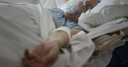 Przy zakażeniu Omikronem ryzyko hospitalizacji jest dużo mniejsze. Obiecująca ekspertyza z Wielkiej Brytanii