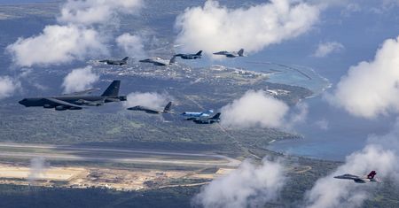 FA-50 eskortują B-52. Maszyny wykonały wspólny patrol
