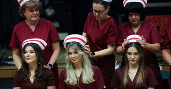 Na UJ odbyło się czepkowanie nowych pielęgniarek i pielęgniarzy. To wskrzeszona tradycja