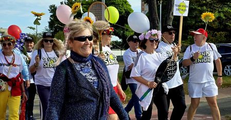 Seniorzy opanowali Płock. Kolorowa parada rozpoczęła ich święto!