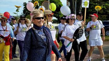 Seniorzy opanowali Płock. Kolorowa parada rozpoczęła ich święto!