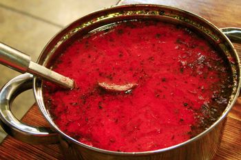 Gdy podałem rok temu wielkanocny barszcz czerwony ze święconką, goście zaniemówili. Potem prosili o przepis