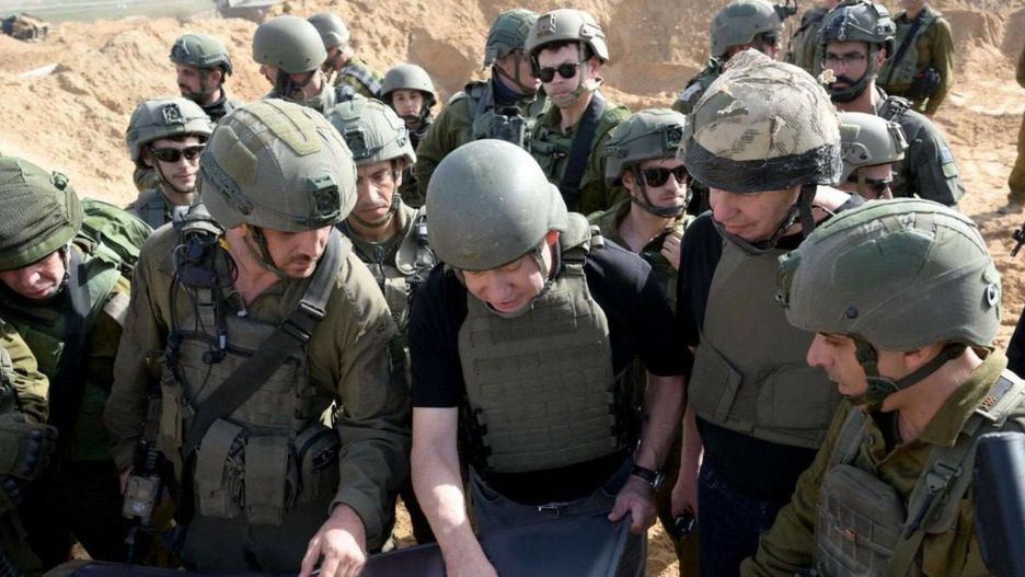  Wojna Izraela z Hamasem. Premier Izraela (na fot. w środku) wizytuje żołnierzy w pobliżu frontu