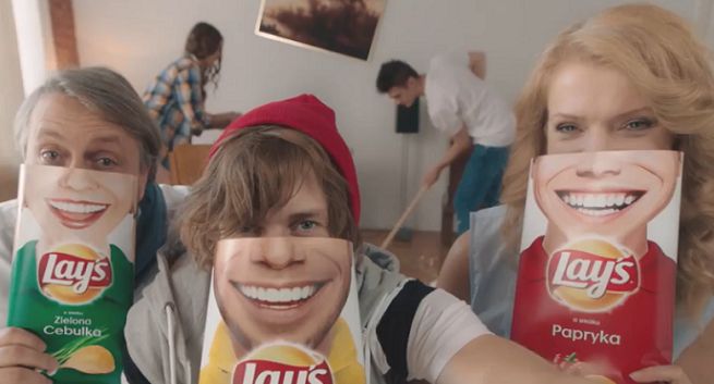 „Każdy dzień smakuje lepiej z uśmiechem” na opakowaniach i w reklamach Lay’s (wideo)