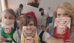„Każdy dzień smakuje lepiej z uśmiechem” na opakowaniach i w reklamach Lay’s (wideo)