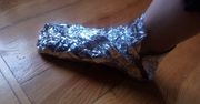 Na co pomaga owijanie stóp folią aluminiową?