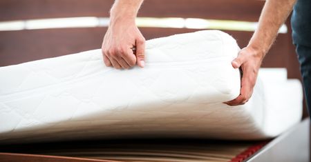 Jak wybrać idealny materac do sypialni? Koszty mogą być spore