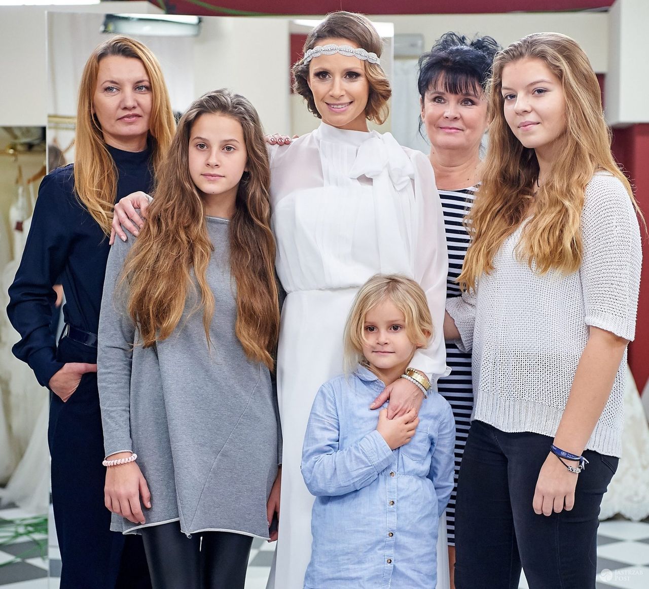 Monika Mrozowska i jej goście (mama, córki, przyjaciółki) w programie TLC "Salon sukien ślubnych" (fot. mat. pras.)