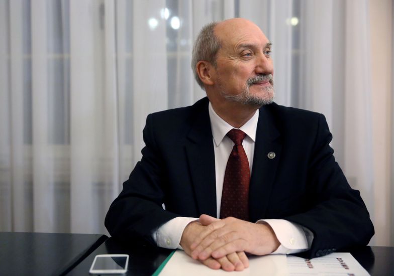 Kontrakt na obronę powietrzną "w istocie nie istnieje" - twierdzi Macierewicz