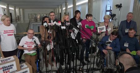Osoby z niepełnosprawnościami i ich opiekunowie wznawiają protest w Sejmie. Walczą o rentę socjalną
