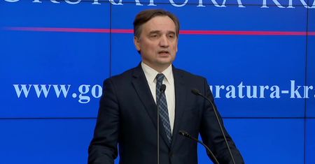 Zginął po wtargnięciu na posesję, zarzuty usłyszeli domownicy. Z. Ziobro nakazał umorzenie postępowania i odwołuje prokuratora