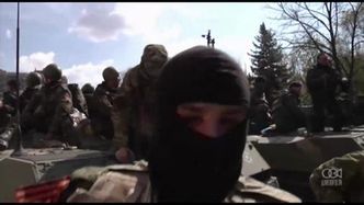 Pojazdy bojowe i rosyjskie flagi w miastach wschodniej Ukrainy