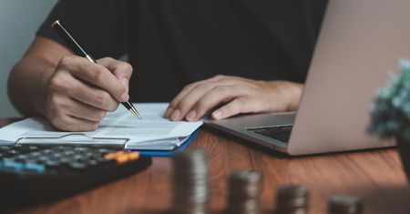 Takie emerytury ZUS wypłaci w wakacje 2025. Tabela i wyliczenia netto